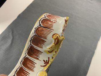 Een polychrome Delftse zakhorlogehouder, 18e eeuw